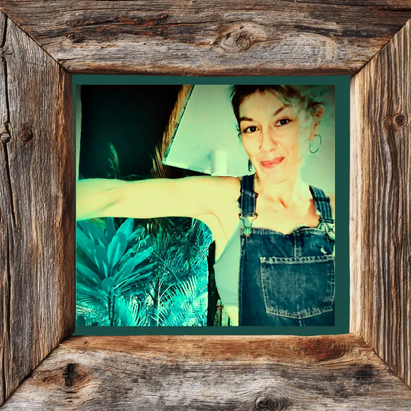 Photo of artist Mia D Equis 
